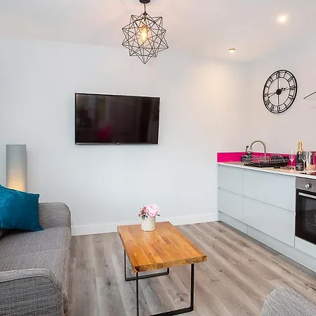 The Luxury Potting Shed With Free Parking! Apartment York