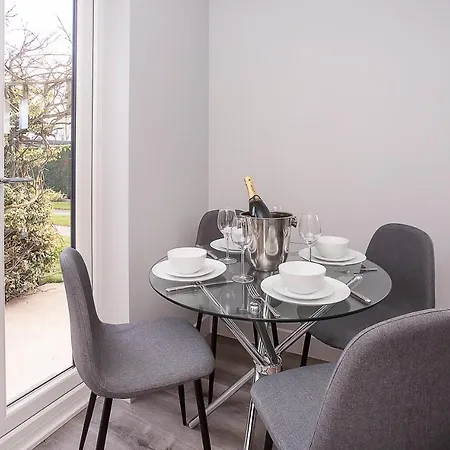 The Luxury Potting Shed With Free Parking! Apartment *