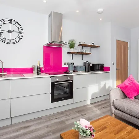 The Luxury Potting Shed With Free Parking! Apartment