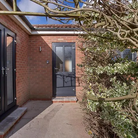 The Luxury Potting Shed With Free Parking! Apartment