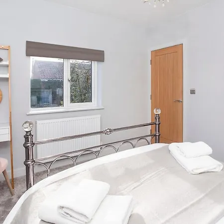 The Luxury Potting Shed With Free Parking! Apartment York